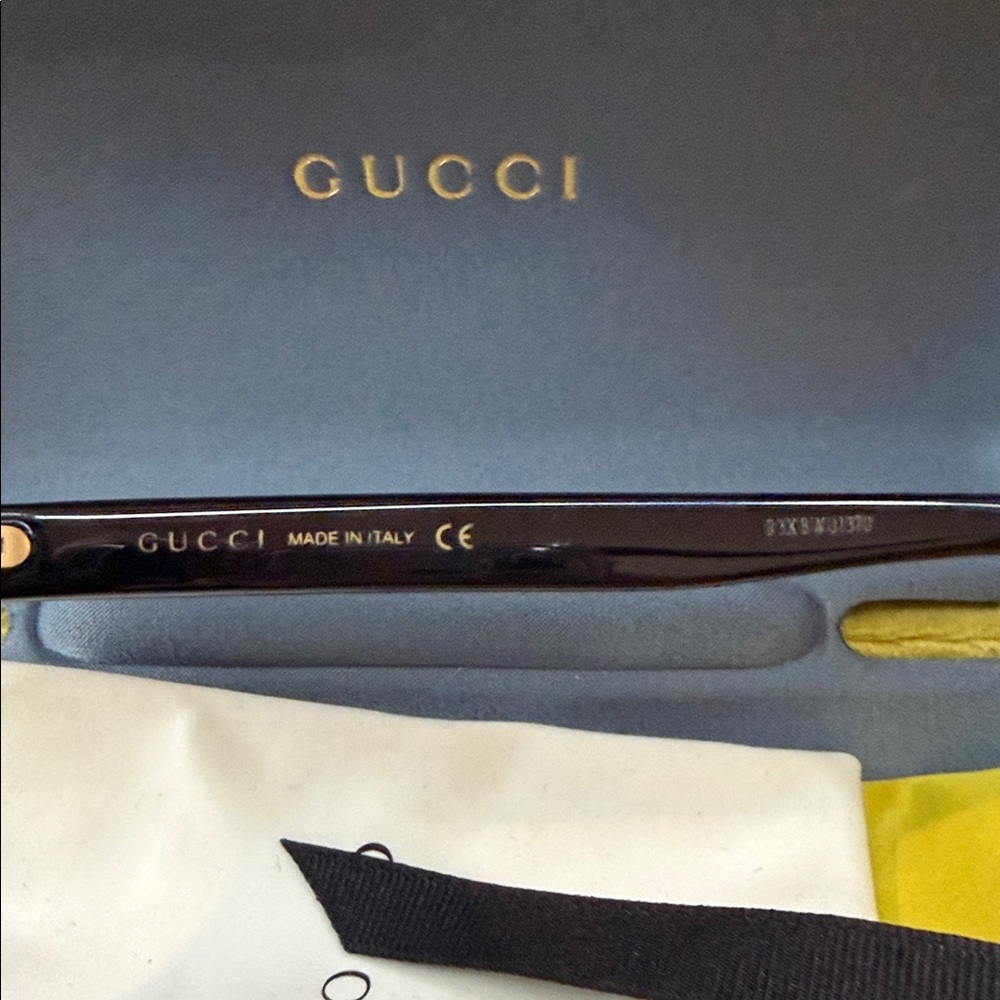 Gucci Black Sunglasses with velvet Case - Picture 4 of 5